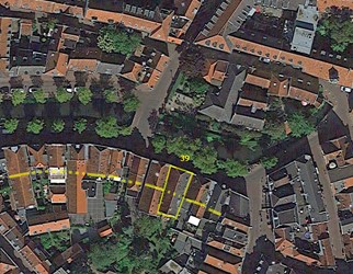 <p>Luchtfoto van het zuidelijke huizenblok aan het Havik. Met een gele lijn is de locatie van de achtergevels van de voorhuizen in dit blok gemarkeerd. Opvallend is dat dit een vrij constante maat lijkt te zijn die waarschijnlijk al in de middeleeuwen vastgelegd is.  </p>
